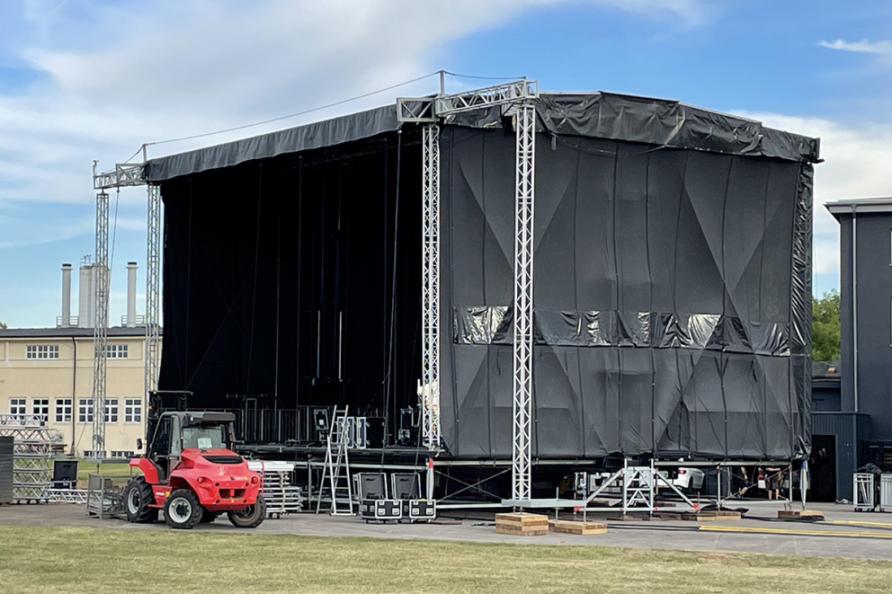 SmartStage 180 - Mobile Bühne – Bis zu 180m² für Ihr Event